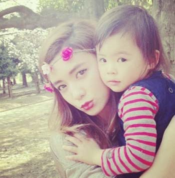 谷口紗耶香と長女・沙南ちゃんのツーショット写真