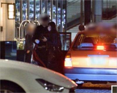 『週刊文春』が隠し撮りした木下春奈と秋田新太郎のツーショット写真（リッツ・カールトンホテル前で下車する木下春奈）