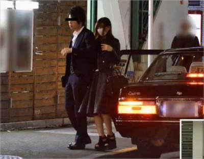 『週刊文春』が隠し撮りした木下春奈と秋田新太郎のツーショット写真（タクシーから降りた瞬間）