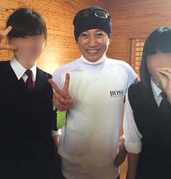 熊本県内の避難所を訪れて記念撮影をした中居正広1