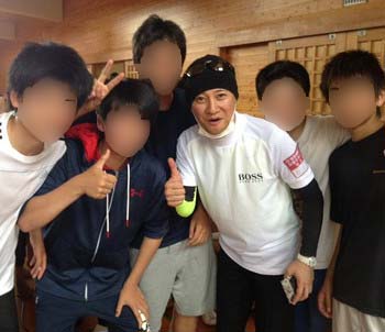 熊本県内の避難所を訪れて記念撮影をした中居正広2