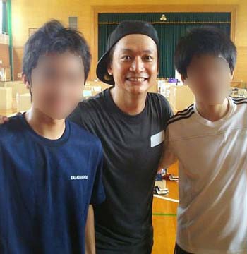 熊本県内の避難所を訪れて記念撮影をした香取慎吾1