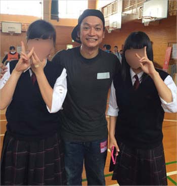 熊本県内の避難所を訪れて記念撮影をした香取慎吾2