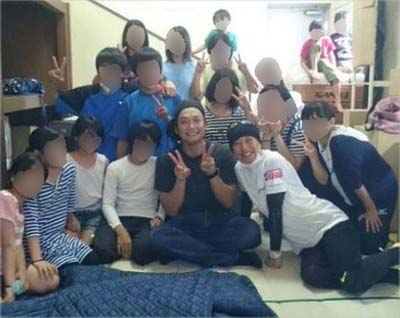 熊本県内の避難所極秘訪問し、子供達と写真撮影する中居正広と香取慎吾