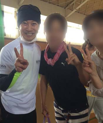 熊本県内の避難所を極秘訪問し記念撮影に応じる中居正広