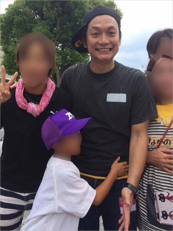 熊本県内の避難所で笑顔で記念撮影に応じるスマップの香取慎吾