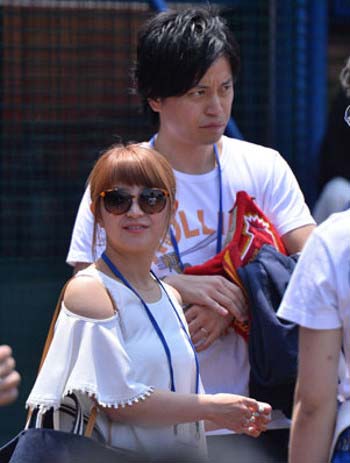 横浜スタジアムに訪れた矢口真里と梅田賢三
