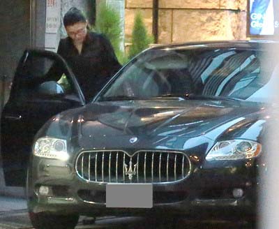 この日の診察は30分ほどで終了し、迎えに来た愛之助のマセラティに乗り込む藤原紀香