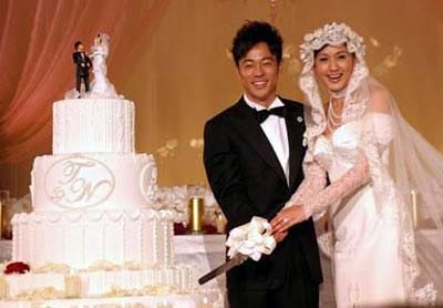 片岡愛之助と藤原紀香の結婚披露宴でのツーショット写真(ケーキカットシーン)