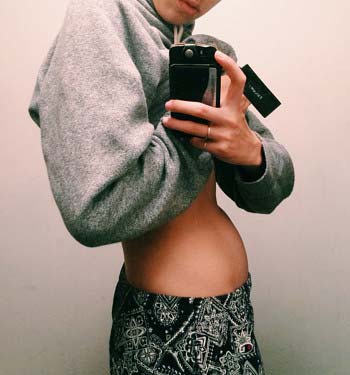 中田クルミが卵巣のう腫をブログで告白し、投稿した下腹部の自撮り写真