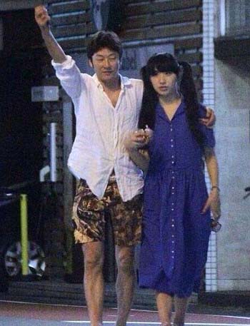 半同棲中の中田クルミと浅野忠信のフライデーツーショット写真