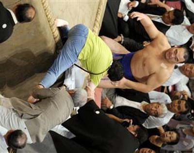 土俵に侵入した福山雅治の熱狂的なファン？の写真