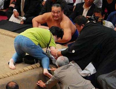 高見盛’（振分親方）らに取り押さえられる福山雅治？のファン