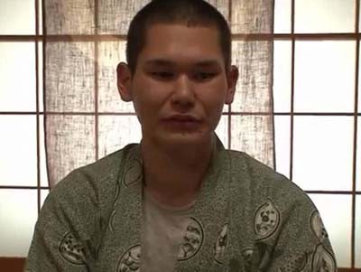 波多野結衣のバスツアーに参加している男性