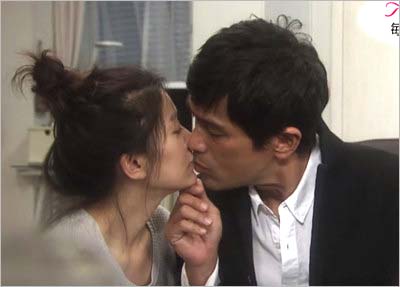 フジテレビドラマ『オトナ女子』での篠原涼子と江口洋介のキスシーン