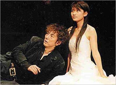 篠原涼子と市村正親が舞台で共演した当時の写真