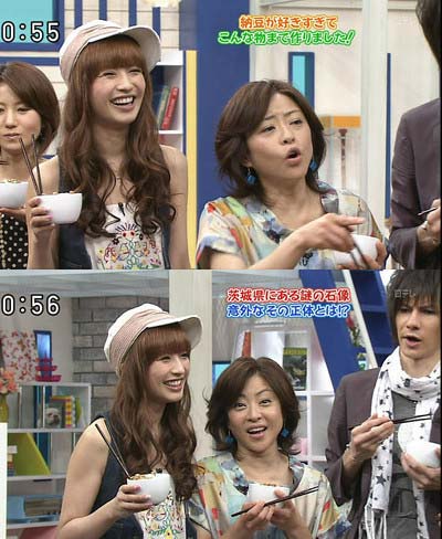 立て箸をしている優木まおみ