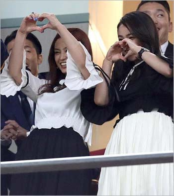 ハートマークを送る平愛梨&妹の平祐奈