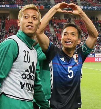 平愛梨にハートマークを送る長友佑都&それを見上げる本田圭佑選手