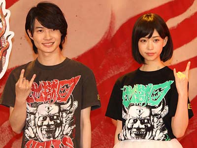 『TOO YOUNG TO DIE! 若くして死ぬ』のTシャツを着用している神木隆之介と森川葵