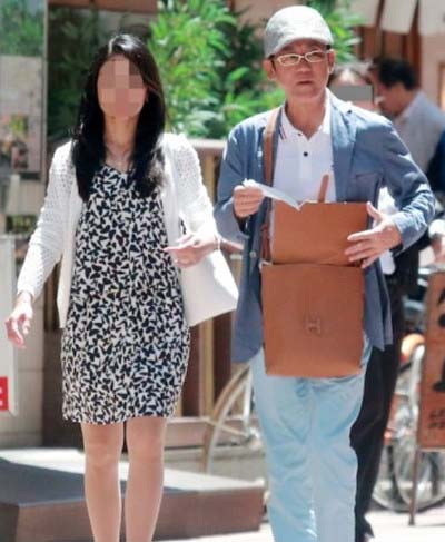 中嶋朋子似のフェロモン美女と三遊亭円楽のツーショット写真