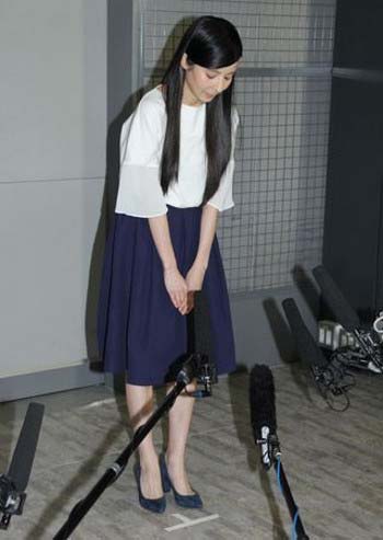 頭を下げて謝罪したベッキー