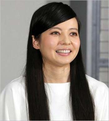 謝罪会見で笑顔を見せるベッキー