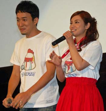 映画『サブイボマスク』の初日舞台あいさつに登場したファンキー加藤と平愛梨