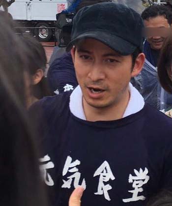 熊本県益城町での炊き出しボランティアに参加したV6の岡田准一1枚目