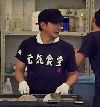 熊本県益城町での炊き出しボランティアに参加したV6の岡田准一2枚目