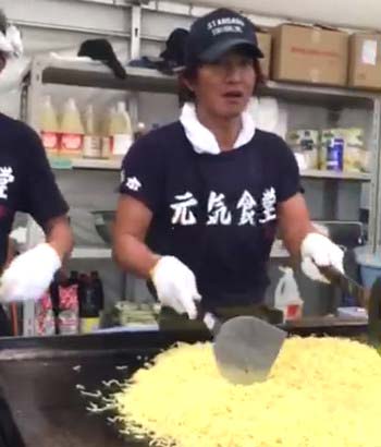 熊本県益城町での炊き出しボランティアに参加したSMAPの木村拓哉が焼きそばを炒めている場面1枚目