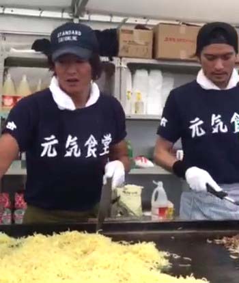 熊本県益城町での炊き出しボランティアに参加したSMAPの木村拓哉が焼きそばを炒めている場面2枚目