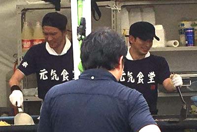 熊本県益城町での炊き出しボランティアに参加したTOKIOの長瀬智也とV6岡田准一のツーショット写真