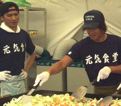 熊本県益城町での炊き出しボランティアに参加したSMAPの木村拓哉、TOKIO・長瀬智也のツーショット写真