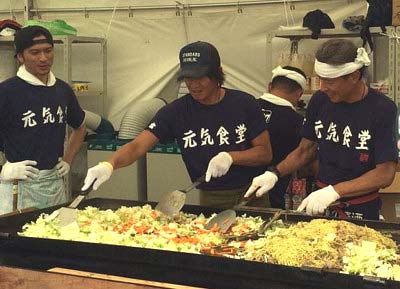 熊本県益城町での炊き出しボランティアに参加したSMAPの木村拓哉、TOKIO・長瀬智也、舘ひろしのスリーショット写真