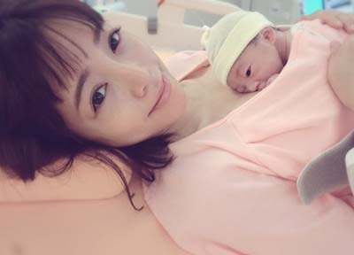 釈由美子と赤ちゃんのツーショット写真