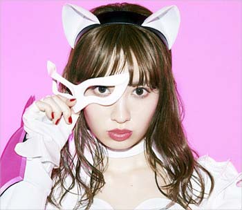「にゃんにゃん仮面」こと小嶋陽菜