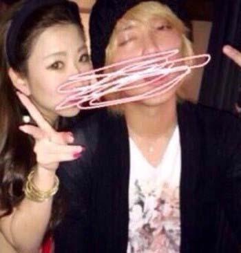 手越祐也とキャバクラ嬢?のツーショット写真