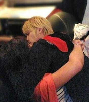 元SKE48の鬼頭桃菜(三上悠亜)とNEWS手越祐也の抱きつきキス写真