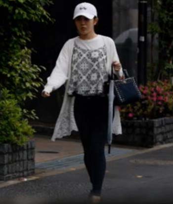 宮崎美穂がイケメンホスト宅から出てきたところを週刊文春が撮影した写真