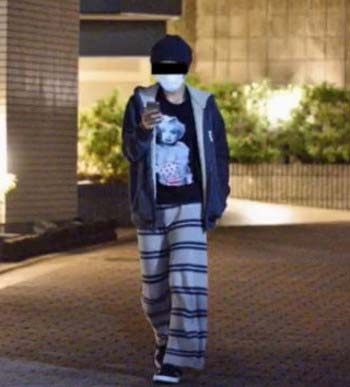 AKB48・宮崎美穂の彼氏で歌舞伎町『LOVE』のホスト・藤和玲次が自宅から出てきたところを『週刊文春』が撮影した写真