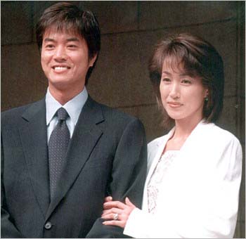 1998年撮影の高知東生容疑者と高島礼子