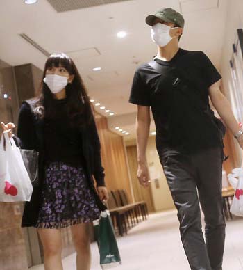 銀座三越内で隠し撮りされたサバンナ高橋茂雄とPerfumeのあ～ちゃんこと西脇綾香のツーショット写真