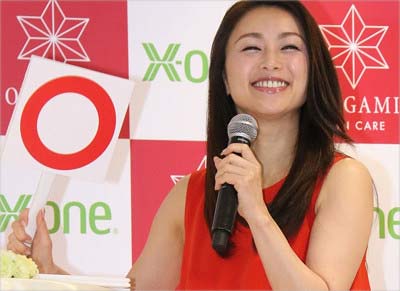 『ORIGAMI（オリガミ）』新商品発表会で笑顔を見せていた酒井法子