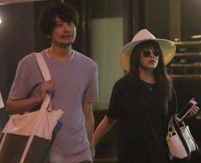 貫地谷しほりと小西遼生のツーショット写真