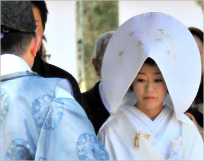 元マラソン選手の野口みずきが猿田彦神社で挙式を行った際の写真