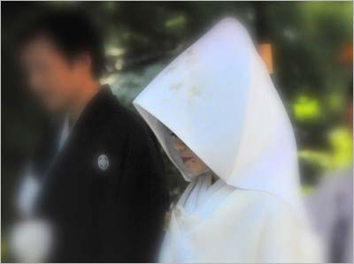 元マラソン選手の野口みずきと一般人の夫が猿田彦神社で挙式を行った際の写真