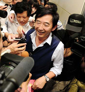 都知事選出馬説が急浮上し、羽田空港で報道陣に囲まれる石田純一