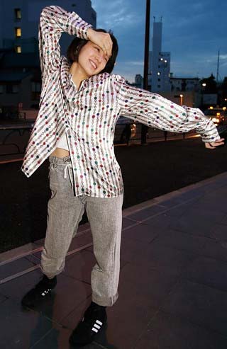 水曜日のカンパネラのコムアイが『フライデー』の直撃取材を受けた場面