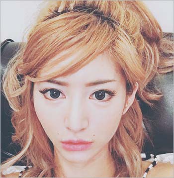 麻生希の近影(金髪姿)